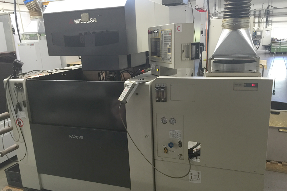 Mitsubishi FA 20 VS Werkzeugmaschine Drahterodiermaschine